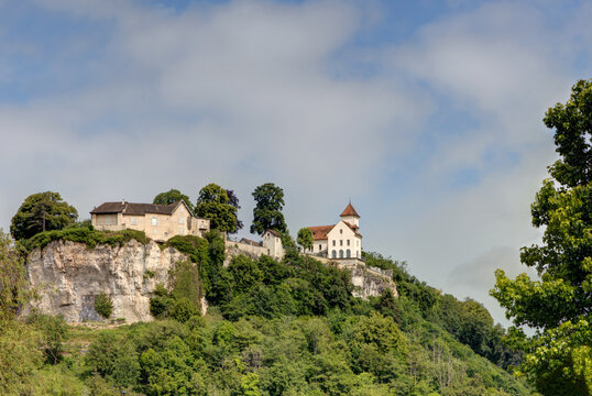 Village d&rsquo;Ornans avec les roches d&rsquo;Ornans dans le d&eacute;partement du Doubs