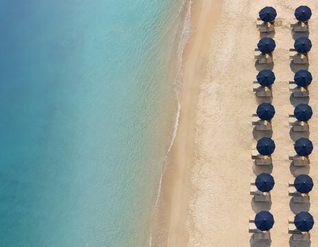 Luxuri&ouml;ser Strand mit blauen Sonnenschirmen am Meer