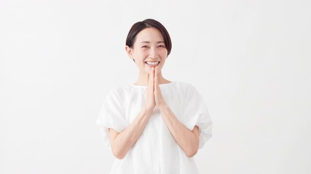 白いブラウスを着ている女性　ライフスタイルイメージ	

