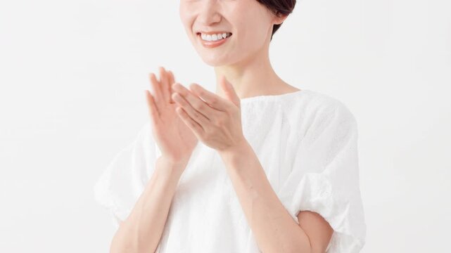 白いブラウスを着ている女性　ライフスタイルイメージ	
