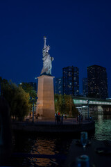 Fototapeta premium Statue de la liberté à Paris de nuit sur l'île aux cygnes