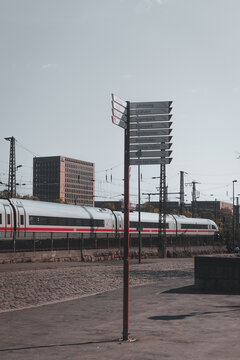 Wegwei&szlig;er mit Zug ICE K&ouml;ln Deutz