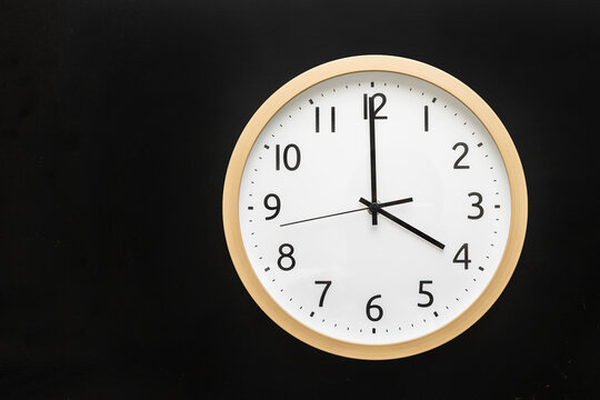 Wall clock showing four o'clock. 16:00