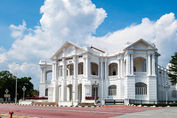 Obraz premium Ipoh Town Hall, or Dewan Bandaran Ipoh, 1914 colonial building, Perak, Malaysia, with blue sky
