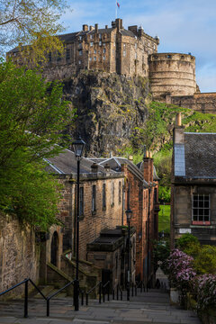 UK, Scotland, Edinburgh, Empty alley steps with Edinburgh Castle in background