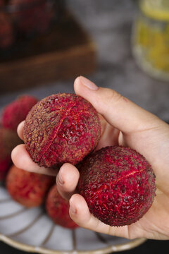 Fresh Hainan Lychees - Hand-Held Tropical Fruit from Guangxi