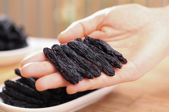 Xinjiang Sapphire Raisins in Hand - Premium Dark Purple Dried Grapes Healthy Snack Food