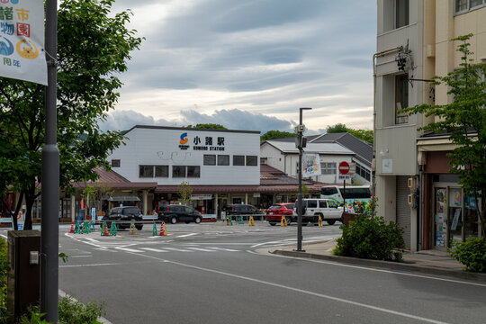 初夏の小諸駅　長野県小諸市　しなの鉄道