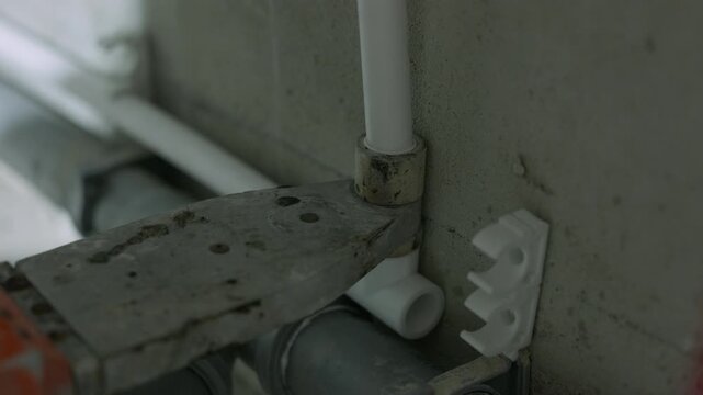 Heating and joining plastic pipes by socket fusion during plumbing installation