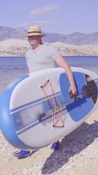 Carrying sup board at sea
