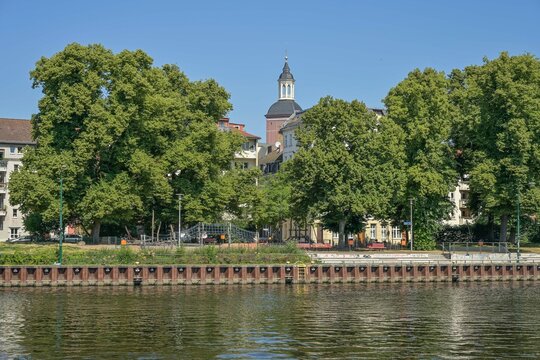 Havel, Sternbergpromenade und Lindenufer, Altstadt mit St.-Nikolai-Kirche, Spandau, Berlin, Deutschland