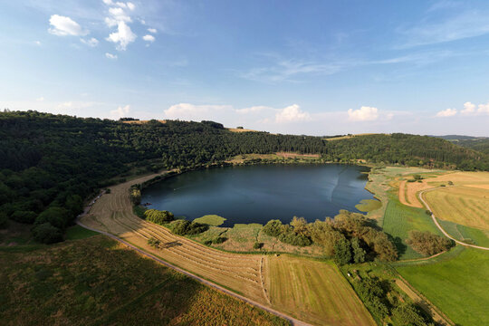 Meerfelder Maar bei Meerfeld in der Eifel - Vulkaneifel, Rheinland-Pfalz