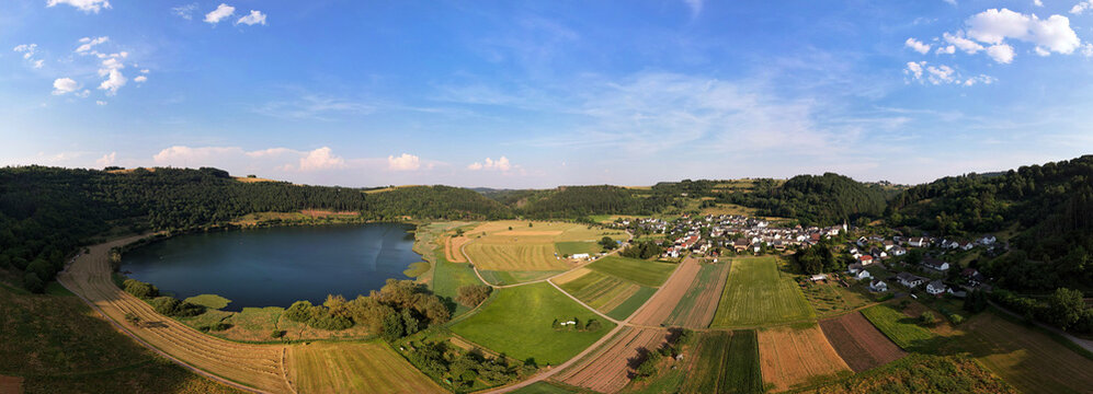 Meerfelder Maar bei Meerfeld in der Eifel - Vulkaneifel, Rheinland-Pfalz