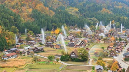 岐阜_世界遺産白川郷と放水訓練の風景 © BSJ