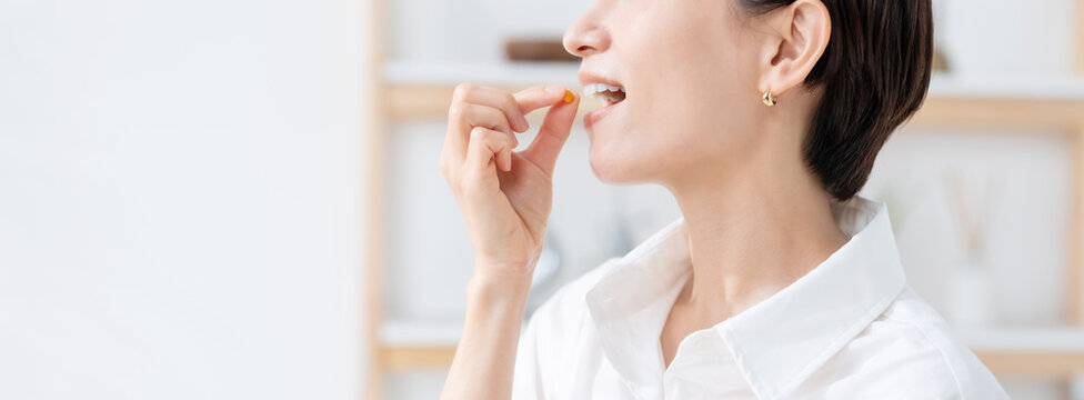 薬を飲む女性