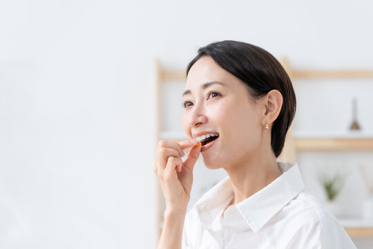 薬を飲む女性