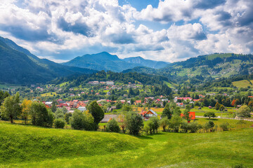 Obraz premium Amazing alpine landscape with green fields and Piatra Craiului mountains in Dambovicioara Commune.