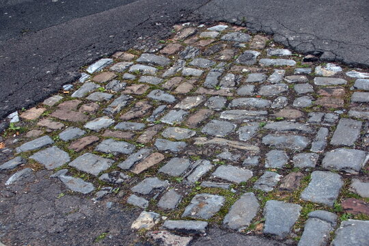 Steinpflaster und Asphalt