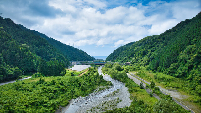 富山県と新潟県の県境を流れる境川とその河口の向こうに見える日本海の水平線