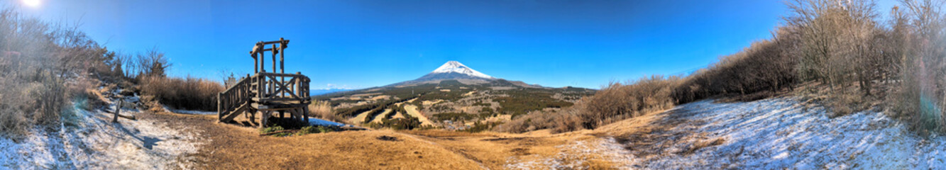 Fototapeta premium 愛鷹連峰の越前岳 十里木高原展望台から望む富士山のパノラマ写真 コピースペース 