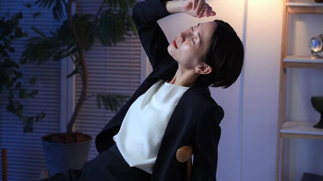 悩む女性