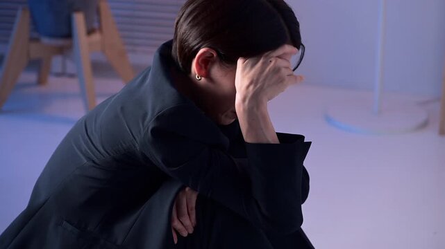 悩む女性