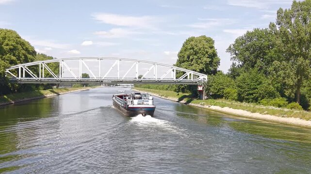 Binnenvaart over de maas
