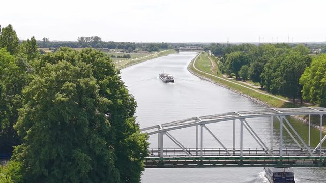 Binnenvaart over de maas