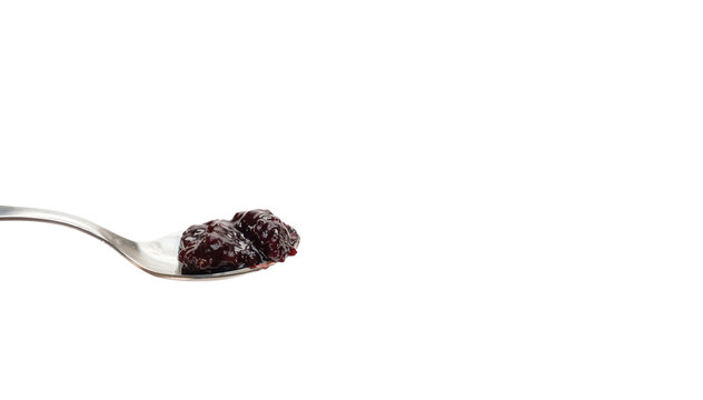 Inquadratura ravvicinata di cucchiaio da dessert in acciaio inox ricolmo di confettura di more su sfondo bianco o trasparente