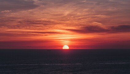 Fototapeta premium Sunset over the ocean with colorful clouds in the sky