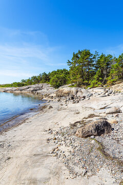Felsen und B&auml;ume an der K&uuml;ste der Insel Ross&ouml; nahe Str&ouml;mstad, Schweden