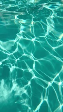 reflets du soleil sur l'eau de la piscine
