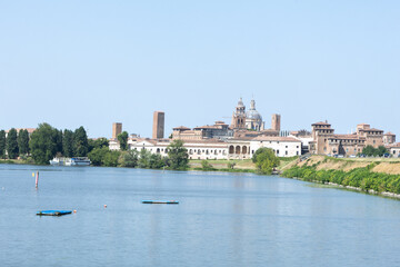 Obraz premium mantua the city of Gonzaga, historic center seen from the Mincio