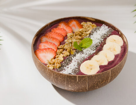Bowl de smoothie de a&ccedil;a&iacute; saludable con toppings de frutilla, banana y granola