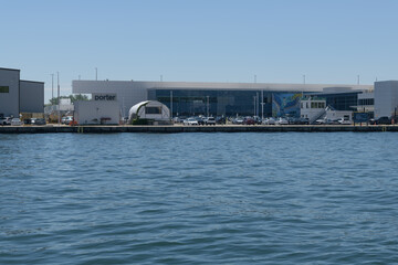Obraz premium Lake Ontario’s Inner Harbour / Western waterfront waters and wide view of Billy Bishop Island Airport (Porter airlines), Toronto