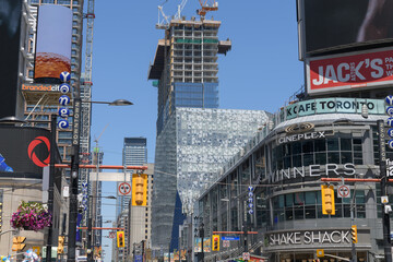 Obraz premium looking northeast on Yonge St from Sankofa Square (Dundas St W), Toronto