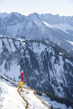 Mountaineers in winter in the snow, Am Schafreuter, Karwendel Mountains, Alps in good weather, Bavaria, Germany