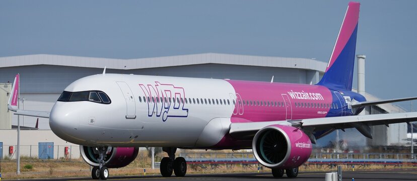 Wizz A321neo au roulage banni&egrave;re