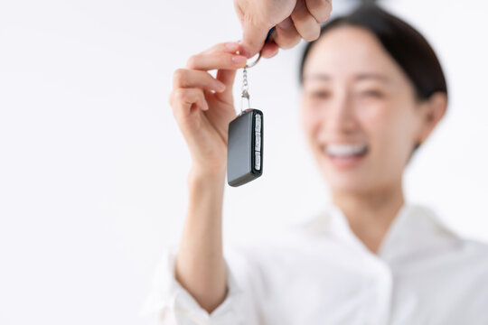 車の鍵を受け取る女性