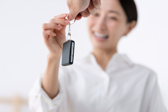 車の鍵を受け取る女性