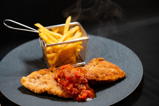 Wiener Schnitzel mit verschiedenen Paniermehlen dazu Pommes oder ein Salat