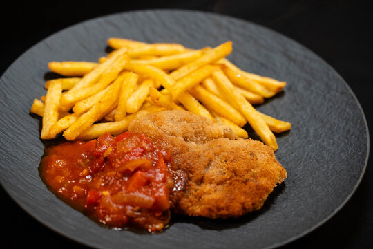Wiener Schnitzel mit verschiedenen Paniermehlen dazu Pommes oder ein Salat