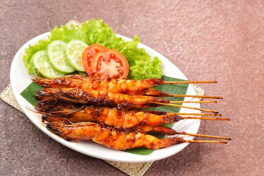 udang bakar jimbaran. Jimbaran Grilled Shrimp with sambal dabu-dabu can often be found in restaurants in coastal areas in Bali