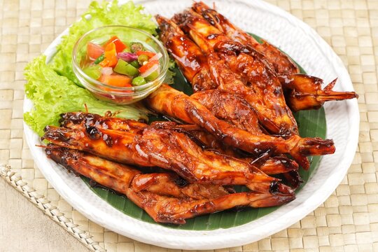 udang bakar jimbaran. Jimbaran Grilled Shrimp with sambal dabu-dabu can often be found in restaurants in coastal areas in Bali