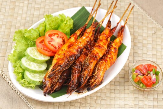 udang bakar jimbaran. Jimbaran Grilled Shrimp with sambal dabu-dabu can often be found in restaurants in coastal areas in Bali