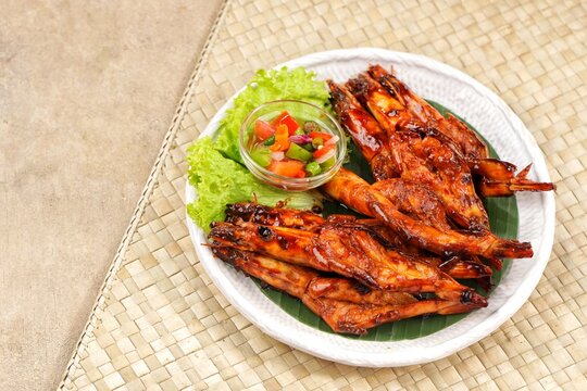 udang bakar jimbaran. Jimbaran Grilled Shrimp with sambal dabu-dabu can often be found in restaurants in coastal areas in Bali