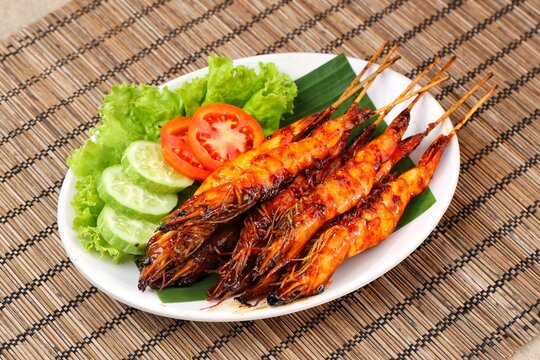 udang bakar jimbaran. Jimbaran Grilled Shrimp with sambal dabu-dabu can often be found in restaurants in coastal areas in Bali