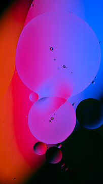Colorful oil droplets creating abstract fluid art pattern