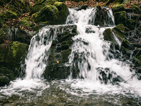 Ein kleiner Wasserfall an einem Bachlauf