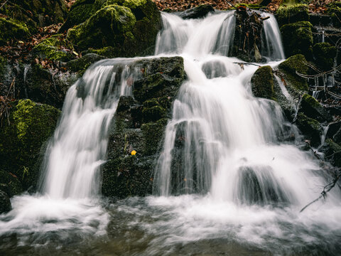 Ein kleiner Wasserfall an einem Bachlauf